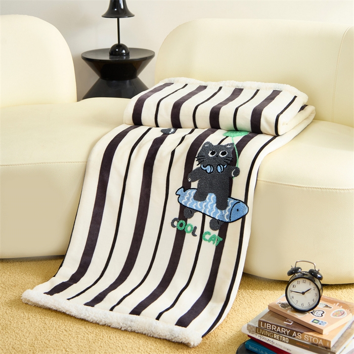 91家纺网 家纺一手货源 找家纺 呗旺鹿 2025新款高克重羊羔绒牛奶绒毛巾绣双层毯 黑白条纹小猫