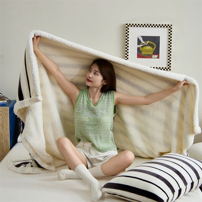 91家纺网 家纺一手货源 找家纺 呗旺鹿 2025新款高克重羊羔绒牛奶绒毛巾绣双层毯 黑白条纹小猫