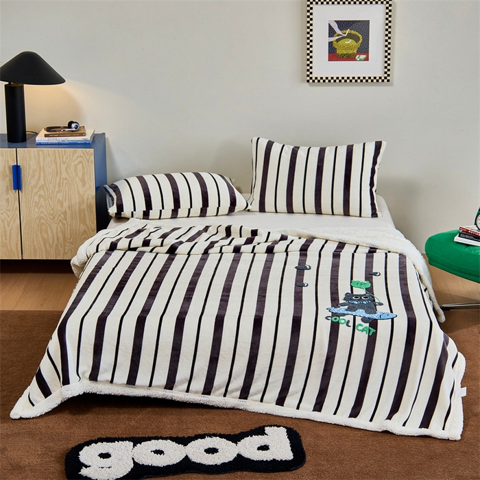 91家纺网 家纺一手货源 找家纺 呗旺鹿 2025新款高克重羊羔绒牛奶绒毛巾绣双层毯 黑白条纹小猫