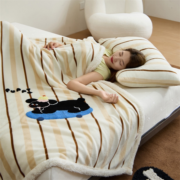 91家纺网 家纺一手货源 找家纺 呗旺鹿 2025新款高克重羊羔绒牛奶绒毛巾绣双层毯 黑色小狗