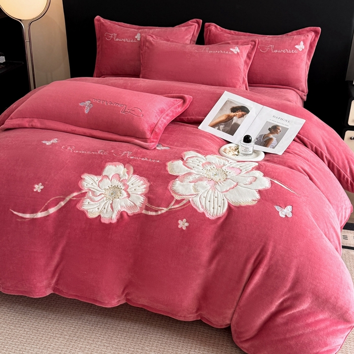 91家纺网 家纺一手货源 找家纺 喜梦缘家纺 2025新款牛奶绒大版贴布绣四件套 富贵花开-红豆沙