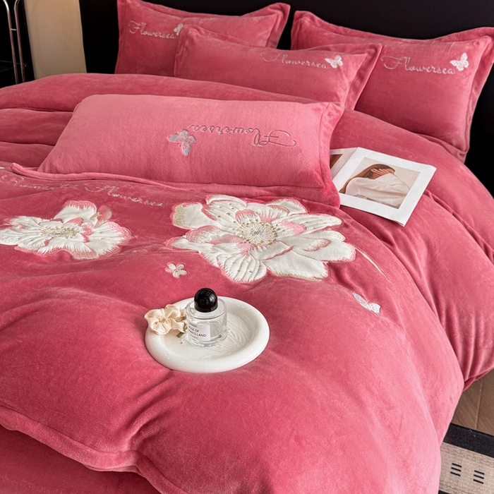 91家纺网 家纺一手货源 找家纺 喜梦缘家纺 2025新款牛奶绒大版贴布绣四件套 富贵花开-红豆沙