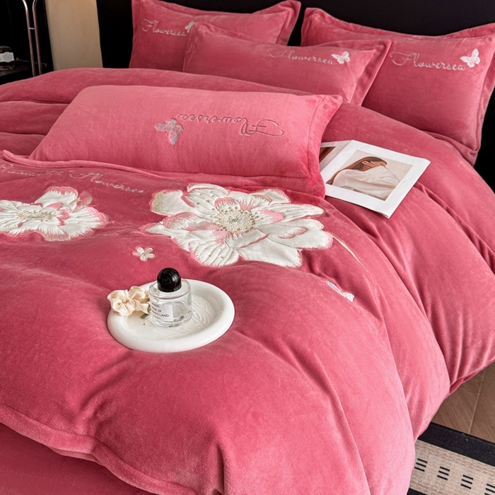 91家纺网 家纺一手货源 找家纺 喜梦缘家纺 2025新款牛奶绒大版贴布绣四件套 富贵花开-红豆沙