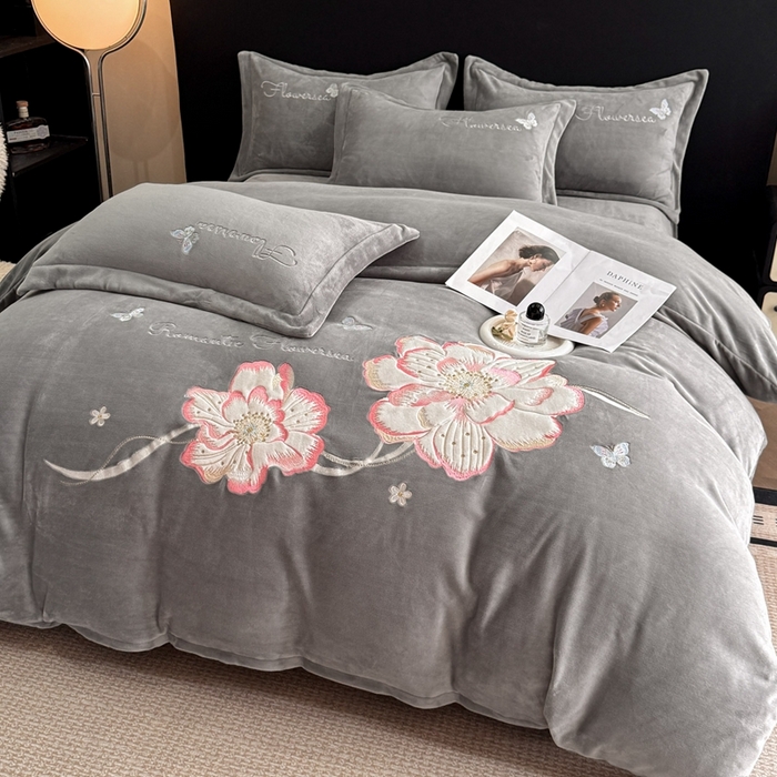 91家纺网 家纺一手货源 找家纺 喜梦缘家纺 2025新款牛奶绒大版贴布绣四件套 富贵花开-灰