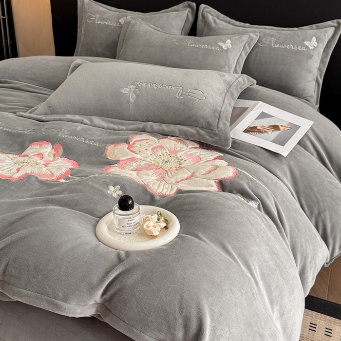 91家纺网 家纺一手货源 找家纺 喜梦缘家纺 2025新款牛奶绒大版贴布绣四件套 富贵花开-灰