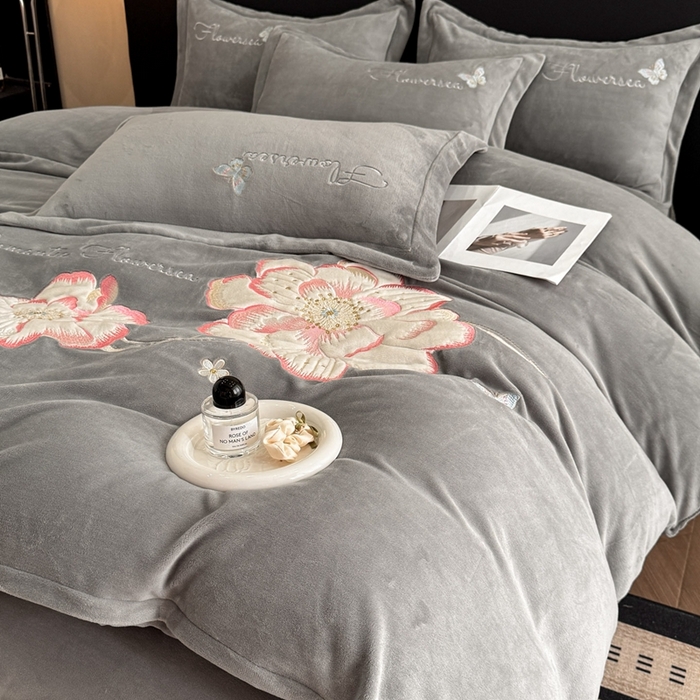 91家纺网 家纺一手货源 找家纺 喜梦缘家纺 2025新款牛奶绒大版贴布绣四件套 富贵花开-灰