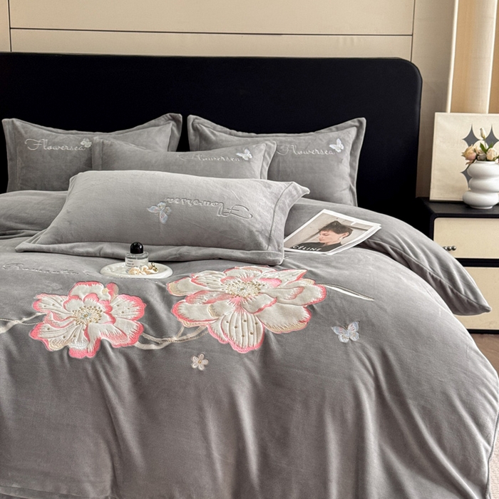 91家纺网 家纺一手货源 找家纺 喜梦缘家纺 2025新款牛奶绒大版贴布绣四件套 富贵花开-灰