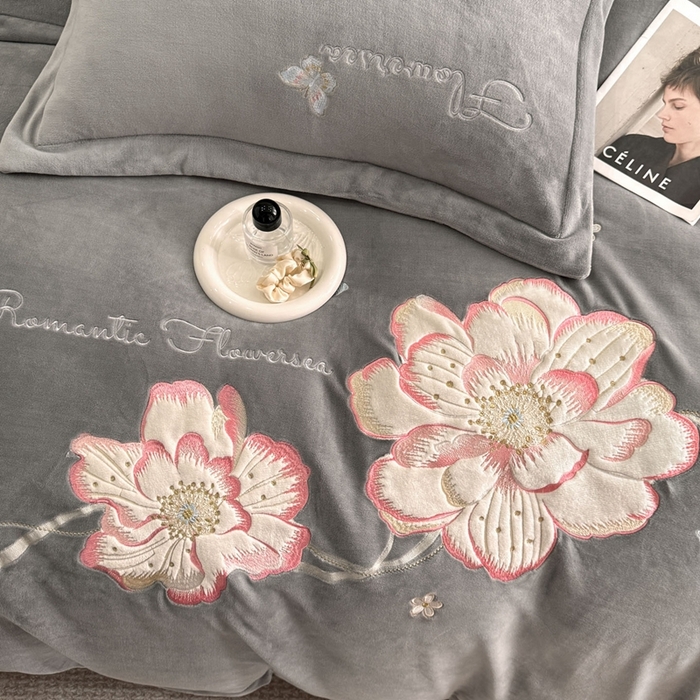 91家纺网 家纺一手货源 找家纺 喜梦缘家纺 2025新款牛奶绒大版贴布绣四件套 富贵花开-灰