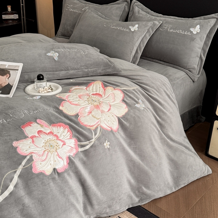 91家纺网 家纺一手货源 找家纺 喜梦缘家纺 2025新款牛奶绒大版贴布绣四件套 富贵花开-灰