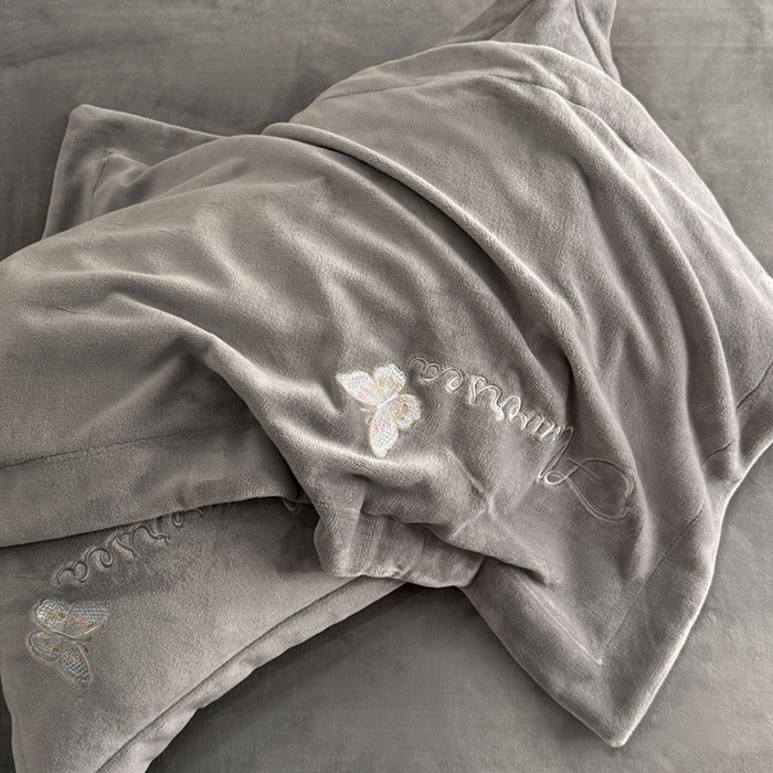 91家纺网 家纺一手货源 找家纺 喜梦缘家纺 2025新款牛奶绒大版贴布绣四件套 富贵花开-灰