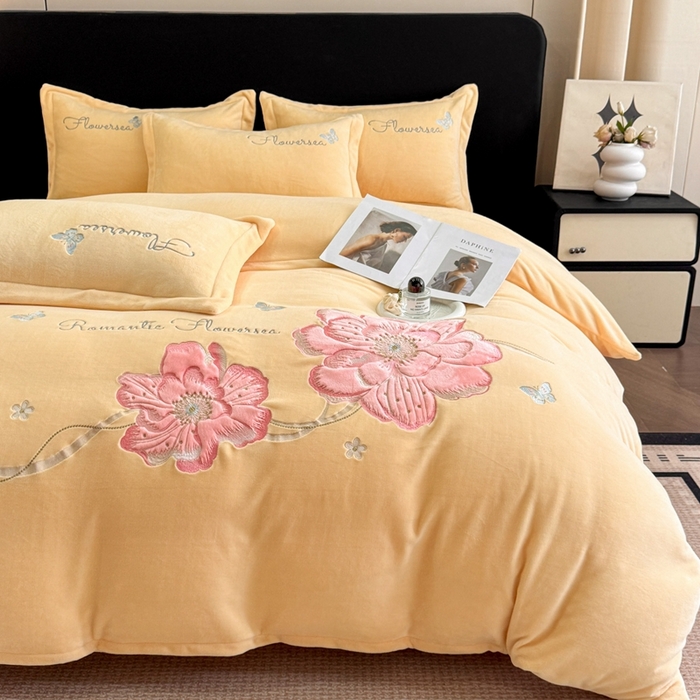 91家纺网 家纺一手货源 找家纺 喜梦缘家纺 2025新款牛奶绒大版贴布绣四件套 富贵花开-麦黄