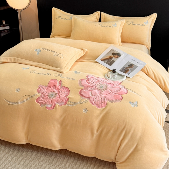 91家纺网 家纺一手货源 找家纺 喜梦缘家纺 2025新款牛奶绒大版贴布绣四件套 富贵花开-麦黄