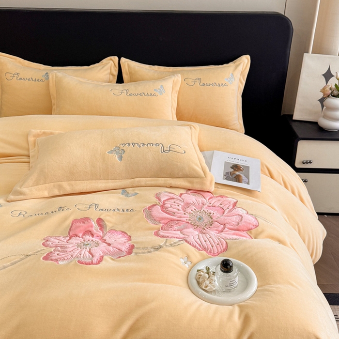 91家纺网 家纺一手货源 找家纺 喜梦缘家纺 2025新款牛奶绒大版贴布绣四件套 富贵花开-麦黄