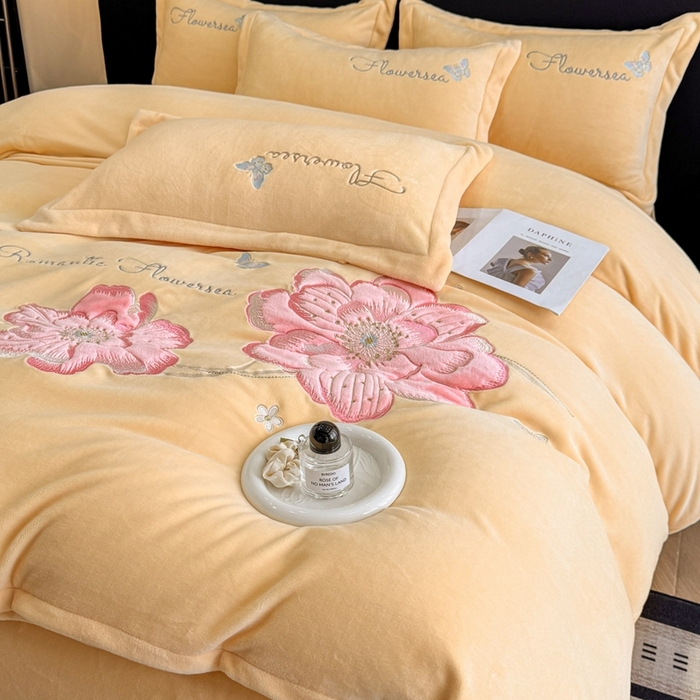 91家纺网 家纺一手货源 找家纺 喜梦缘家纺 2025新款牛奶绒大版贴布绣四件套 富贵花开-麦黄