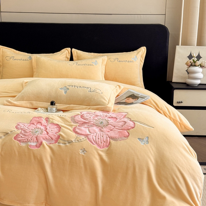 91家纺网 家纺一手货源 找家纺 喜梦缘家纺 2025新款牛奶绒大版贴布绣四件套 富贵花开-麦黄