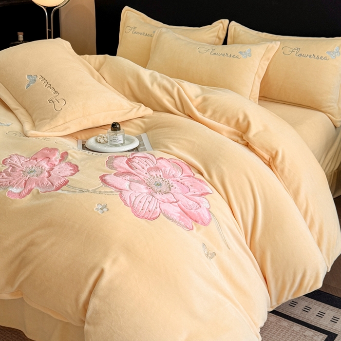 91家纺网 家纺一手货源 找家纺 喜梦缘家纺 2025新款牛奶绒大版贴布绣四件套 富贵花开-麦黄