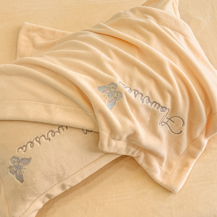 91家纺网 家纺一手货源 找家纺 喜梦缘家纺 2025新款牛奶绒大版贴布绣四件套 富贵花开-麦黄