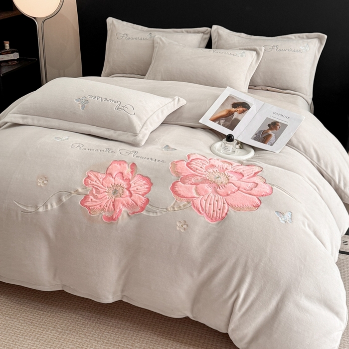 91家纺网 家纺一手货源 找家纺 喜梦缘家纺 2025新款牛奶绒大版贴布绣四件套 富贵花开-米杏