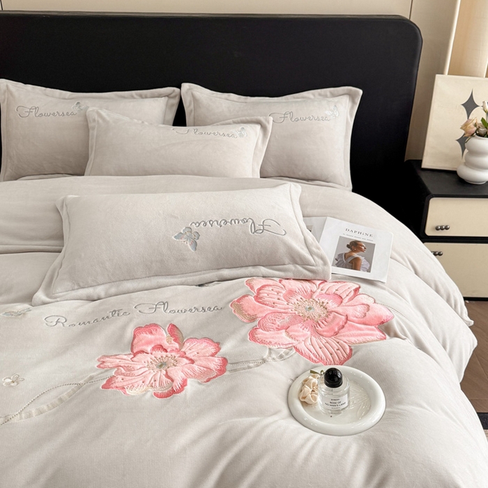 91家纺网 家纺一手货源 找家纺 喜梦缘家纺 2025新款牛奶绒大版贴布绣四件套 富贵花开-米杏