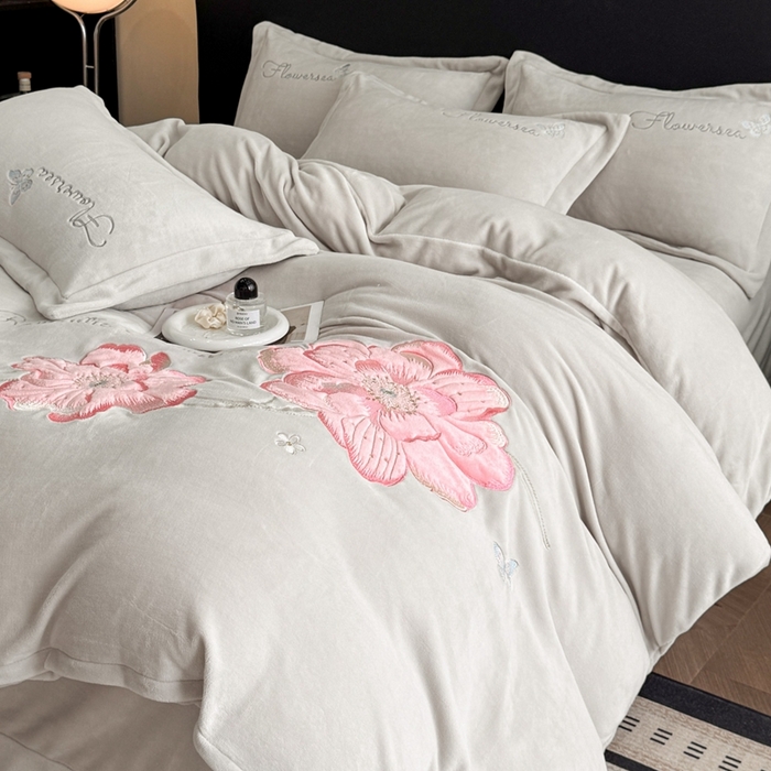 91家纺网 家纺一手货源 找家纺 喜梦缘家纺 2025新款牛奶绒大版贴布绣四件套 富贵花开-米杏