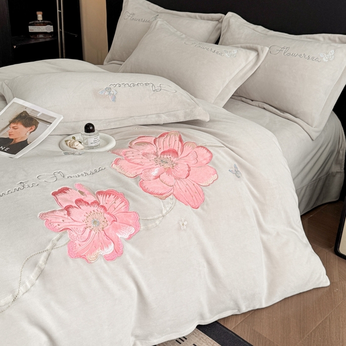 91家纺网 家纺一手货源 找家纺 喜梦缘家纺 2025新款牛奶绒大版贴布绣四件套 富贵花开-米杏