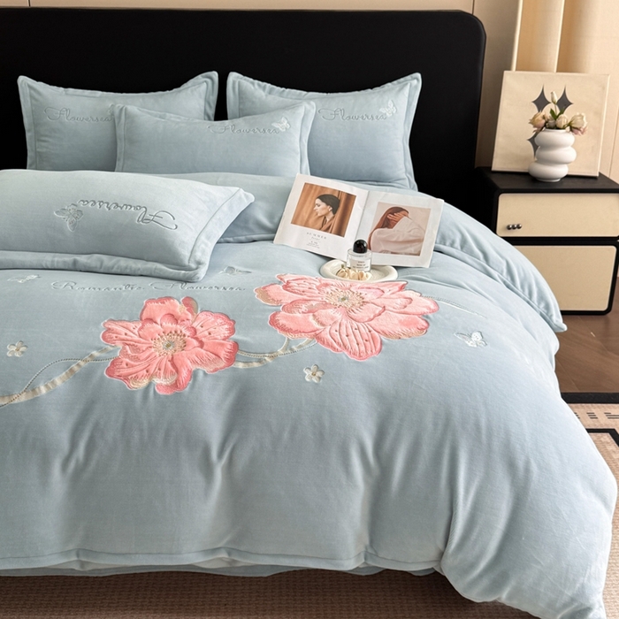 91家纺网 家纺一手货源 找家纺 喜梦缘家纺 2025新款牛奶绒大版贴布绣四件套 富贵花开-天空蓝