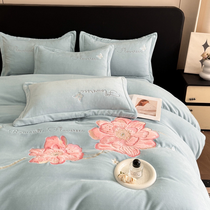 91家纺网 家纺一手货源 找家纺 喜梦缘家纺 2025新款牛奶绒大版贴布绣四件套 富贵花开-天空蓝