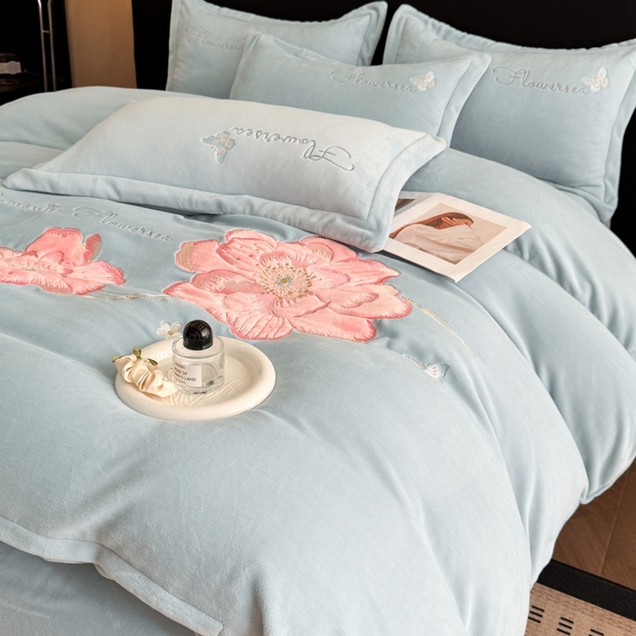91家纺网 家纺一手货源 找家纺 喜梦缘家纺 2025新款牛奶绒大版贴布绣四件套 富贵花开-天空蓝