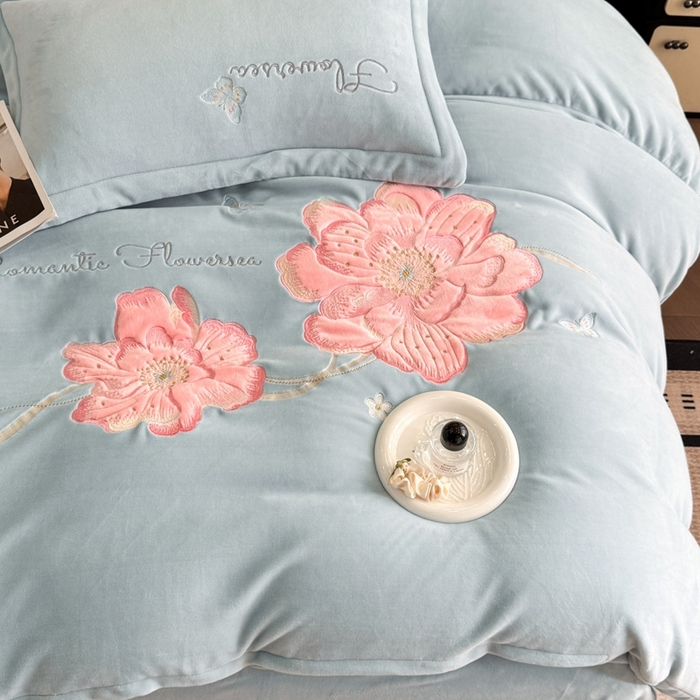91家纺网 家纺一手货源 找家纺 喜梦缘家纺 2025新款牛奶绒大版贴布绣四件套 富贵花开-天空蓝