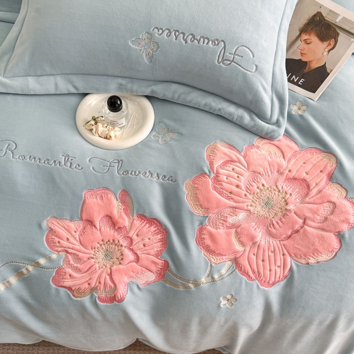 91家纺网 家纺一手货源 找家纺 喜梦缘家纺 2025新款牛奶绒大版贴布绣四件套 富贵花开-天空蓝