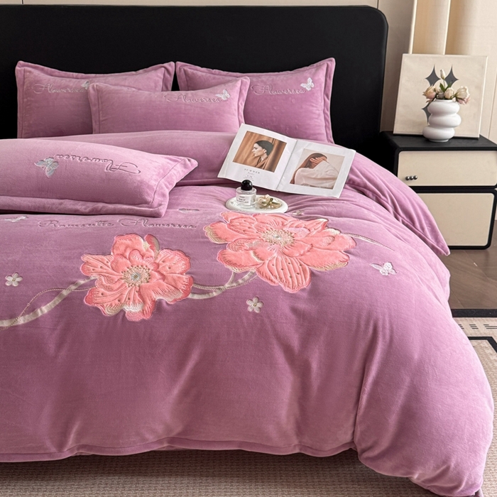 91家纺网 家纺一手货源 找家纺 喜梦缘家纺 2025新款牛奶绒大版贴布绣四件套 富贵花开-熏衣紫