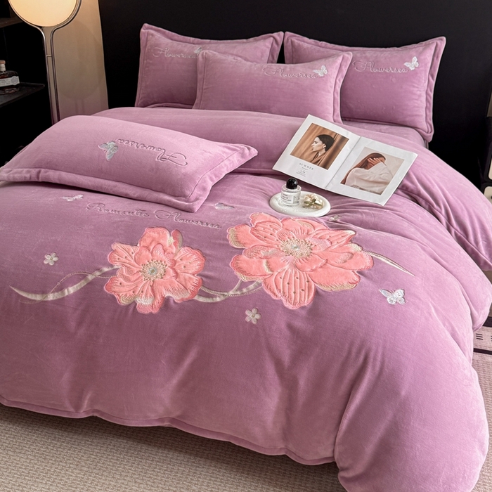 91家纺网 家纺一手货源 找家纺 喜梦缘家纺 2025新款牛奶绒大版贴布绣四件套 富贵花开-熏衣紫