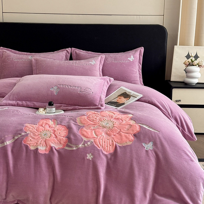 91家纺网 家纺一手货源 找家纺 喜梦缘家纺 2025新款牛奶绒大版贴布绣四件套 富贵花开-熏衣紫