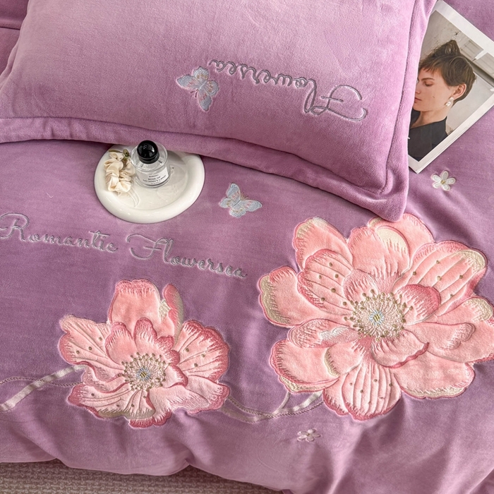 91家纺网 家纺一手货源 找家纺 喜梦缘家纺 2025新款牛奶绒大版贴布绣四件套 富贵花开-熏衣紫