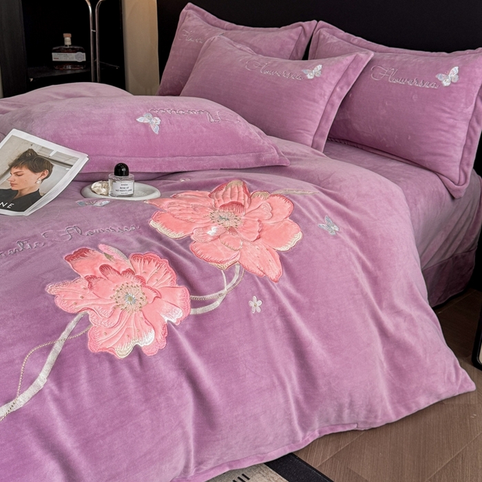 91家纺网 家纺一手货源 找家纺 喜梦缘家纺 2025新款牛奶绒大版贴布绣四件套 富贵花开-熏衣紫