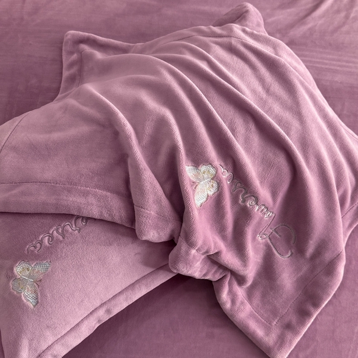 91家纺网 家纺一手货源 找家纺 喜梦缘家纺 2025新款牛奶绒大版贴布绣四件套 富贵花开-熏衣紫