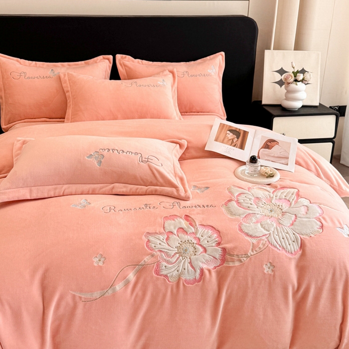 91家纺网 家纺一手货源 找家纺 喜梦缘家纺 2025新款牛奶绒大版贴布绣四件套 富贵花开-玉色