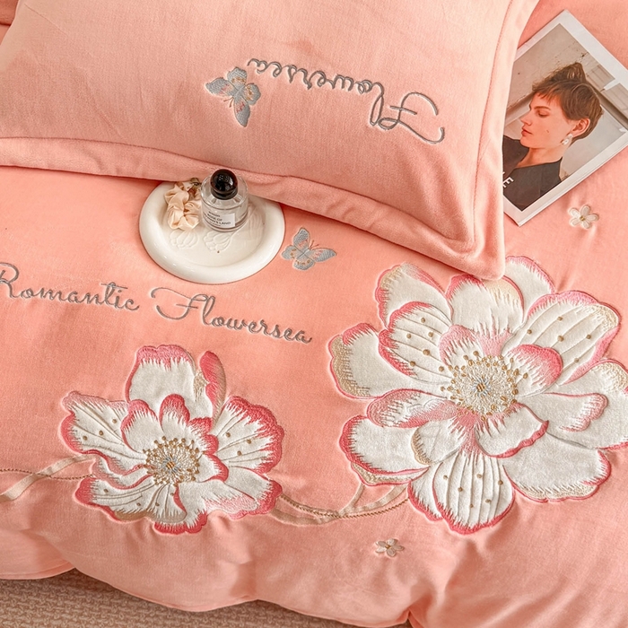 91家纺网 家纺一手货源 找家纺 喜梦缘家纺 2025新款牛奶绒大版贴布绣四件套 富贵花开-玉色