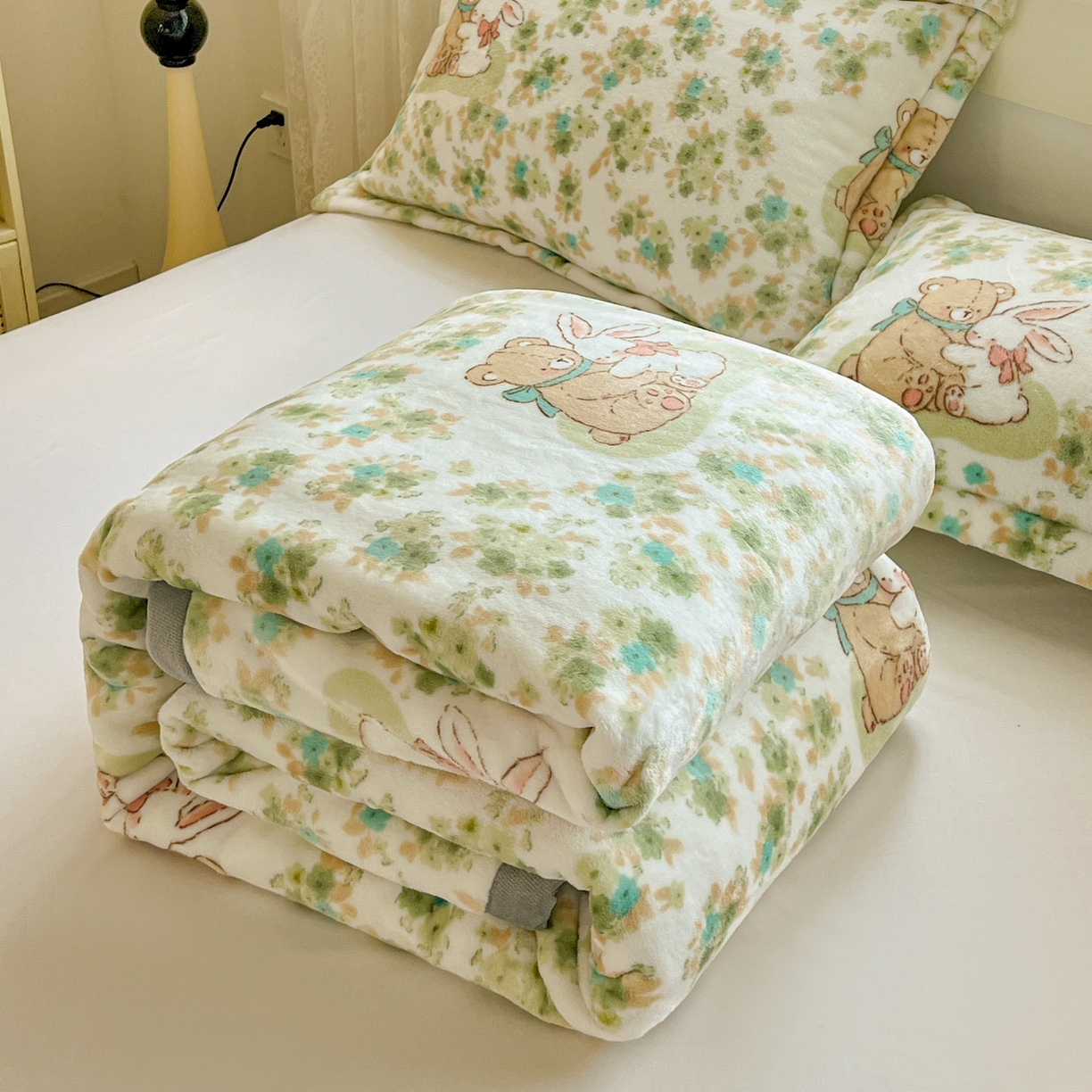 91家纺网 家纺一手货源 找家纺 启发 2025新款高克重双面牛奶绒印花系列床单三件套 花丛