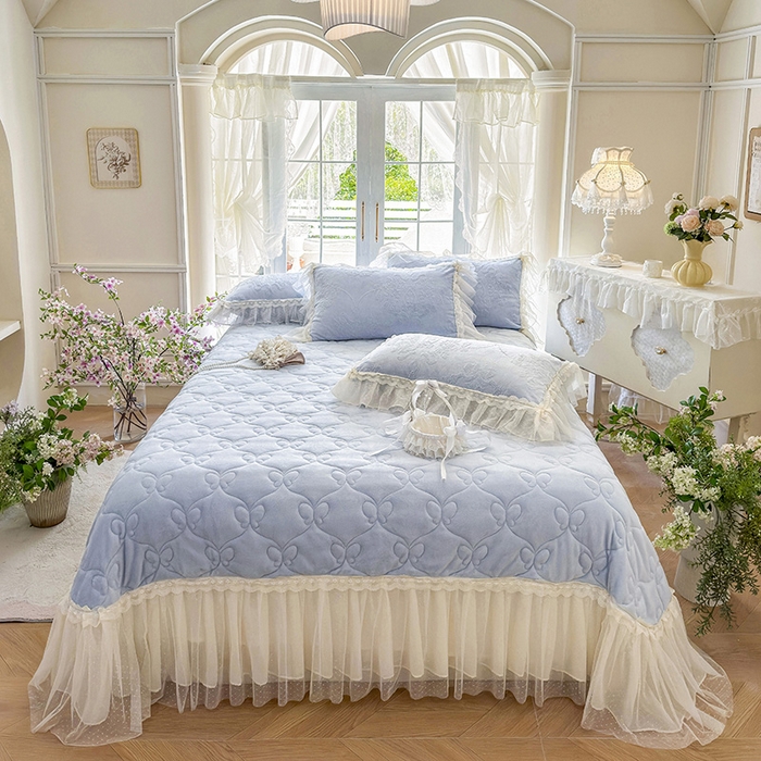 91家纺网 家纺一手货源 找家纺 （总）虹星家纺 2025新款法式雕花牛奶绒花边床盖四件套-星光碟影