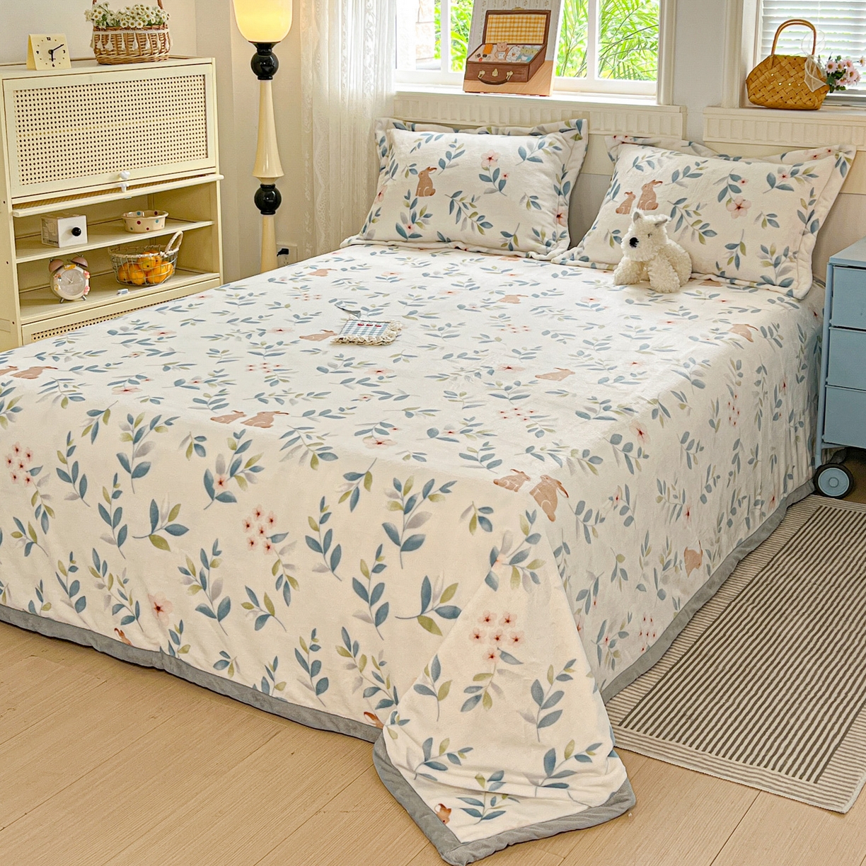 91家纺网 家纺一手货源 找家纺 启发 2025新款高克重双面牛奶绒印花系列床单三件套 花花兔