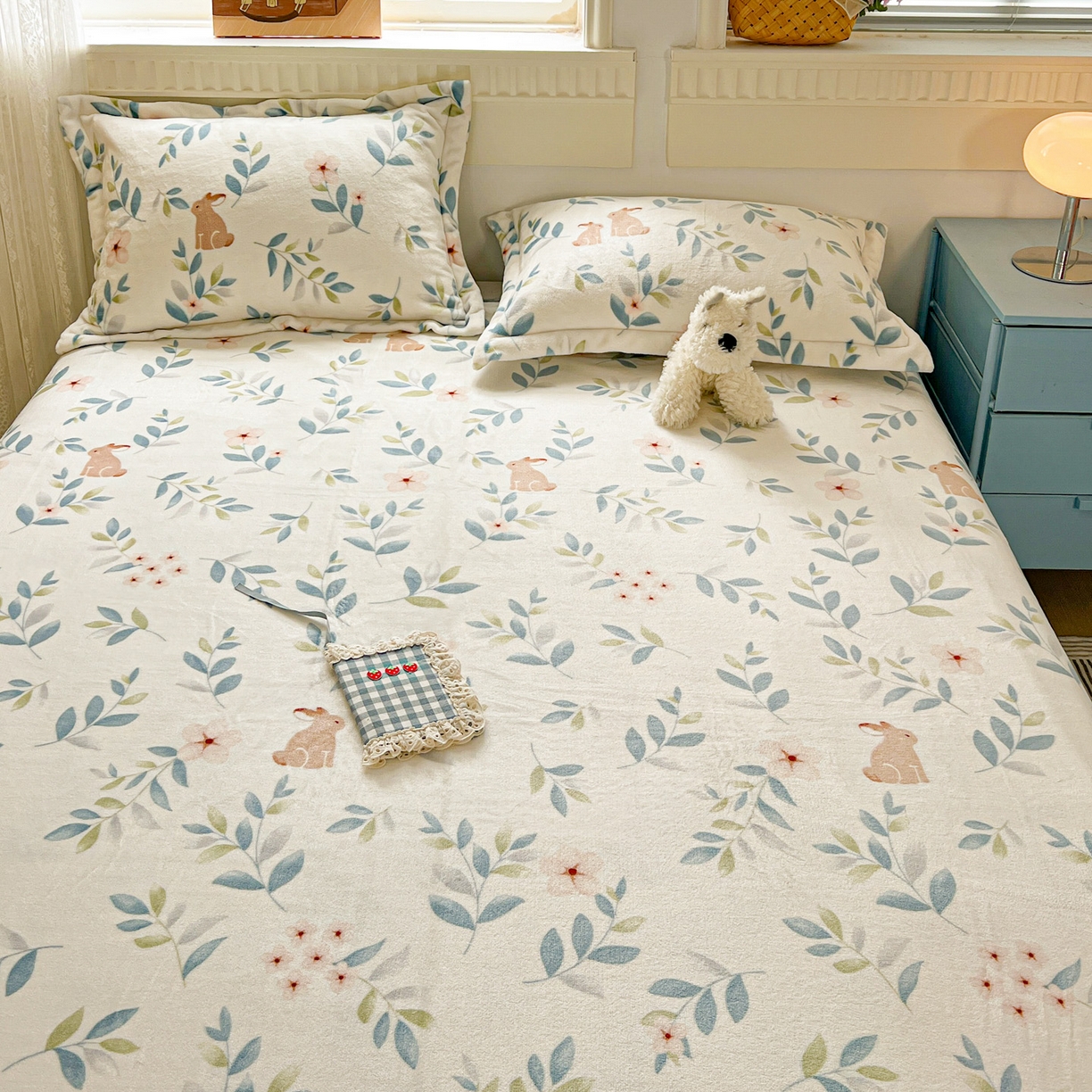 91家纺网 家纺一手货源 找家纺 启发 2025新款高克重双面牛奶绒印花系列床单三件套 花花兔