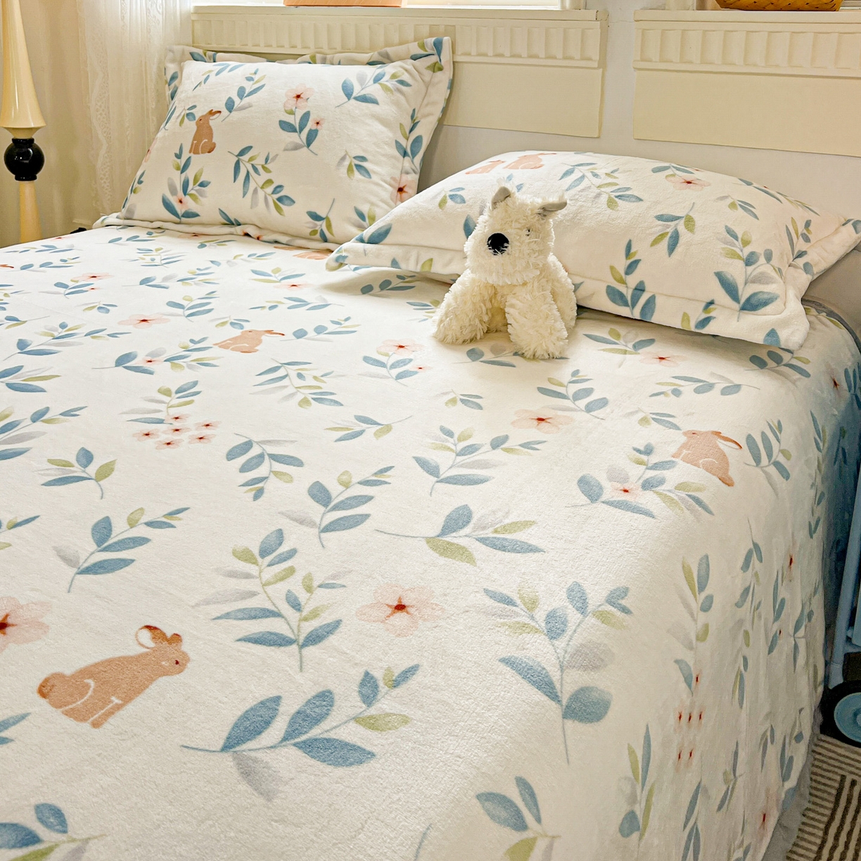 91家纺网 家纺一手货源 找家纺 启发 2025新款高克重双面牛奶绒印花系列床单三件套 花花兔