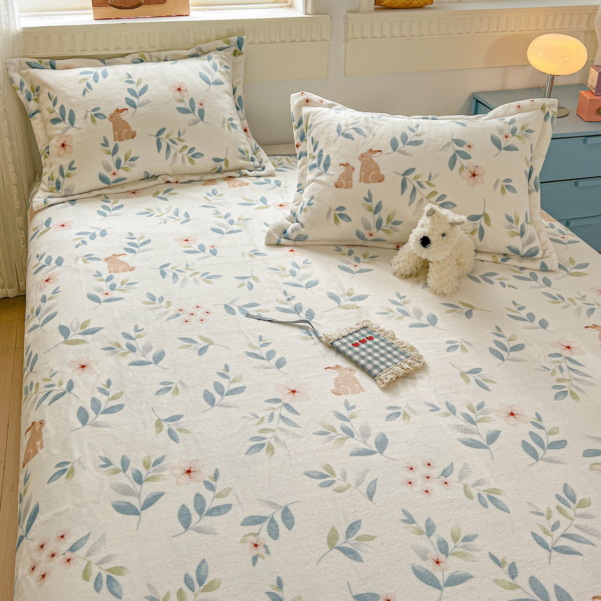 91家纺网 家纺一手货源 找家纺 启发 2025新款高克重双面牛奶绒印花系列床单三件套 花花兔