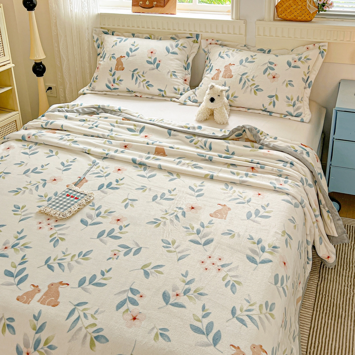 91家纺网 家纺一手货源 找家纺 启发 2025新款高克重双面牛奶绒印花系列床单三件套 花花兔