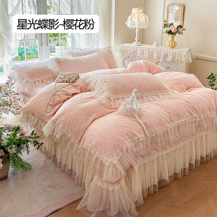 91家纺网 家纺一手货源 找家纺 虹星家纺 2025新款法式雕花牛奶绒花边床盖四件套-星光碟影 星光蝶影-樱花粉