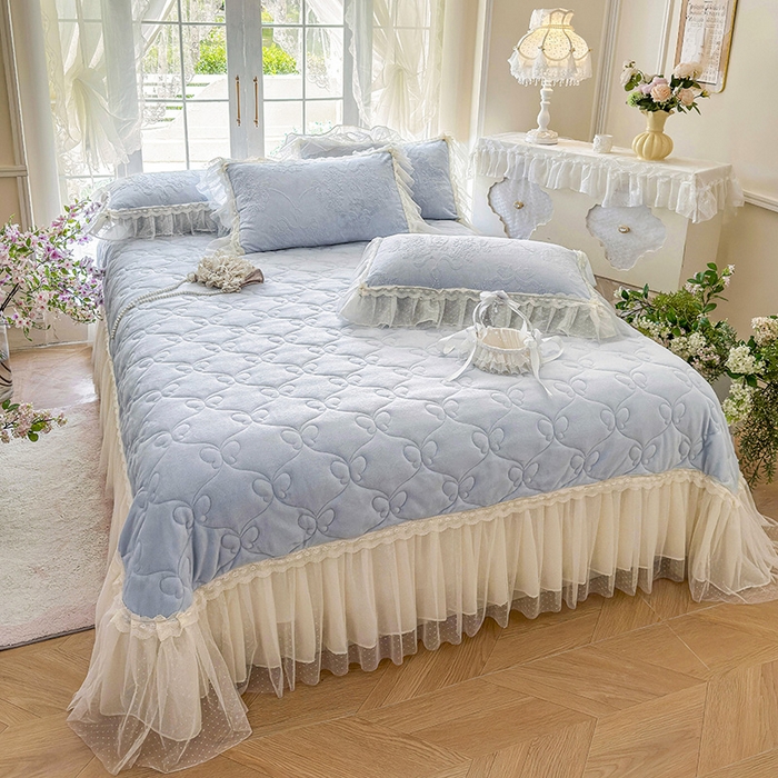 91家纺网 家纺一手货源 找家纺 虹星家纺 2025新款法式雕花牛奶绒花边床盖四件套-星光碟影 星光蝶影-海盐蓝