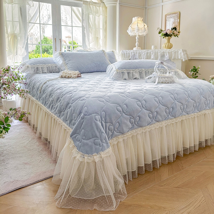 91家纺网 家纺一手货源 找家纺 虹星家纺 2025新款法式雕花牛奶绒花边床盖四件套-星光碟影 星光蝶影-海盐蓝