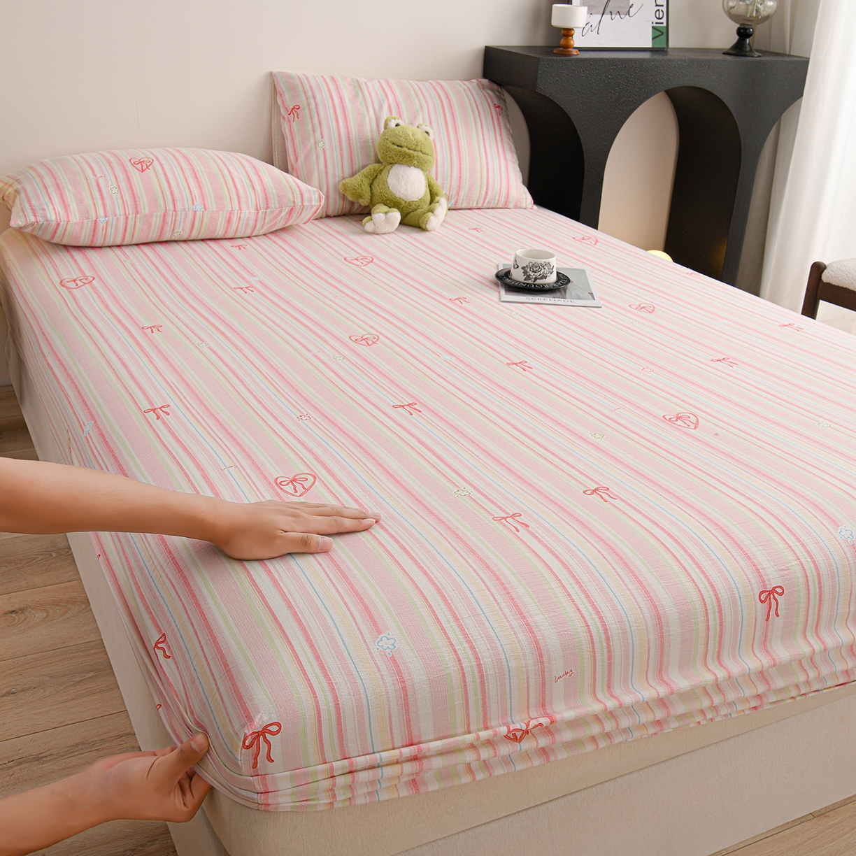 91家纺网 家纺一手货源 找家纺 叠派家纺 2025新款A类双层纱提花单品床笠系列 粉黛爱心