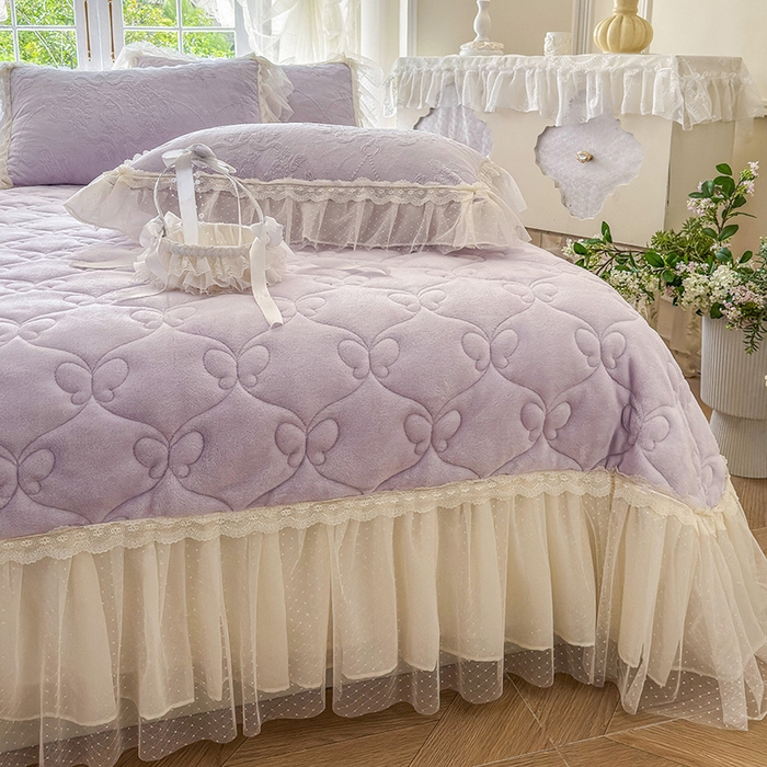 91家纺网 家纺一手货源 找家纺 虹星家纺 2025新款法式雕花牛奶绒花边床盖四件套-星光碟影 星光蝶影-丁香紫